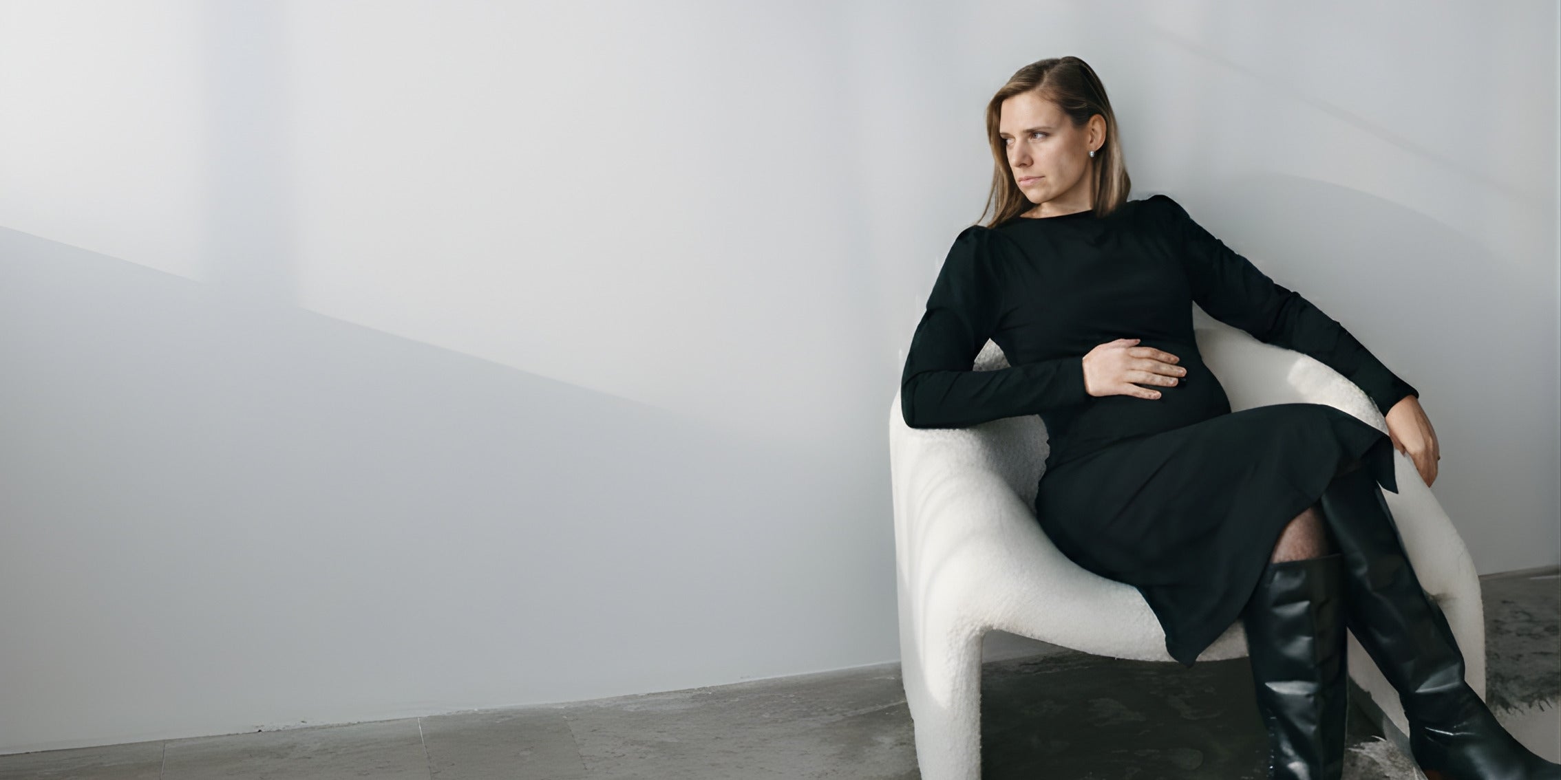 Femme assise en vêtements de maternité