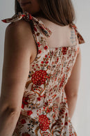 Portrait d'une jeune maman en robe d'allaitement imprimée esprit bohème souriante