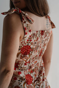 Portrait d'une jeune maman en robe d'allaitement imprimée esprit bohème souriante