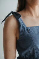 Détail du zip invisible d'ouverture de la robe d'allaitement bleue Solveig Rosalie
