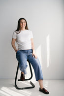 Détail de la taille ajustable du pantalon de maternité bleu en coton