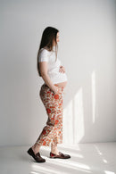 Vue de dos d'une femme enceinte en pantalon de maternité imprimé fluide