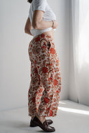 Femme enceinte marchant en pantalon de maternité imprimé coupe droite