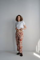 Portrait d'une femme enceinte souriante en tenue de maternité imprimée bohème