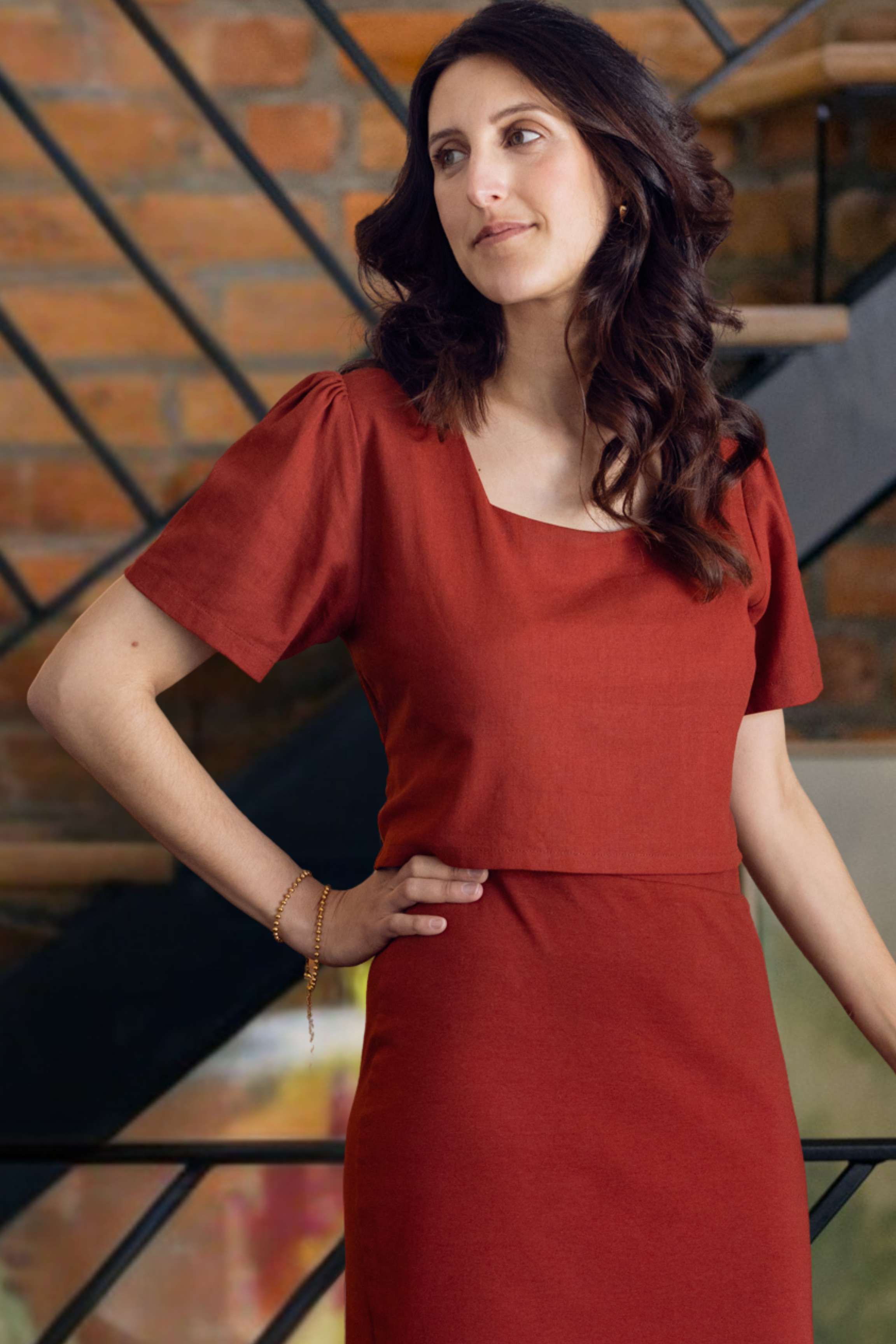 femme portant un ensemble haut et jupe rouge de grossesse apres accouchement