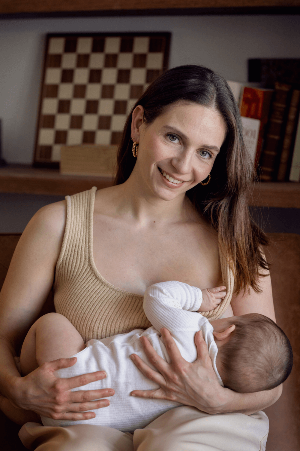 Femme avec camisole d'allaitement