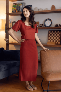 femme portant robe de maternité rouge chic apres la grossesse