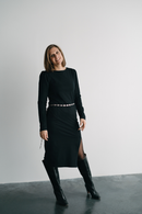 femme avec robe noire et bottes en cuire