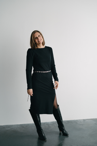 femme avec robe noire et bottes en cuire