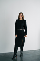 Femme très chic en robe noire