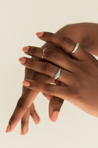 Flacon de vernis non toxique dans main