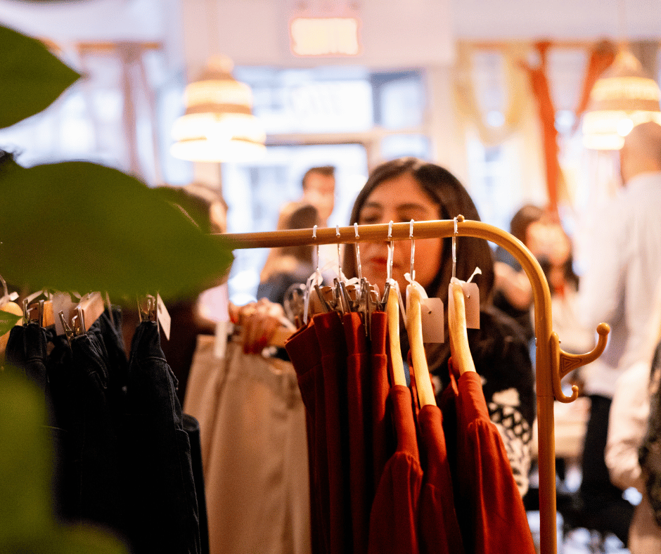 femme qui choisi des vêtements de grossesse
