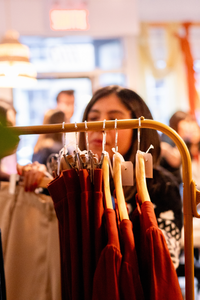 femme choisissant des vêtements pour femmes et femmes enceinte