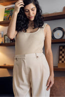 Femme debout en camisole d'allaitement beige