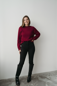 Femme qui porte un chandail bordeaux avec boutons sur le coté
