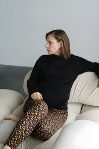 femme assise avec chandail de maternité noir