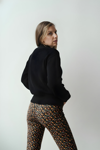 femme enceinte qui porte un chandail de maternité noire