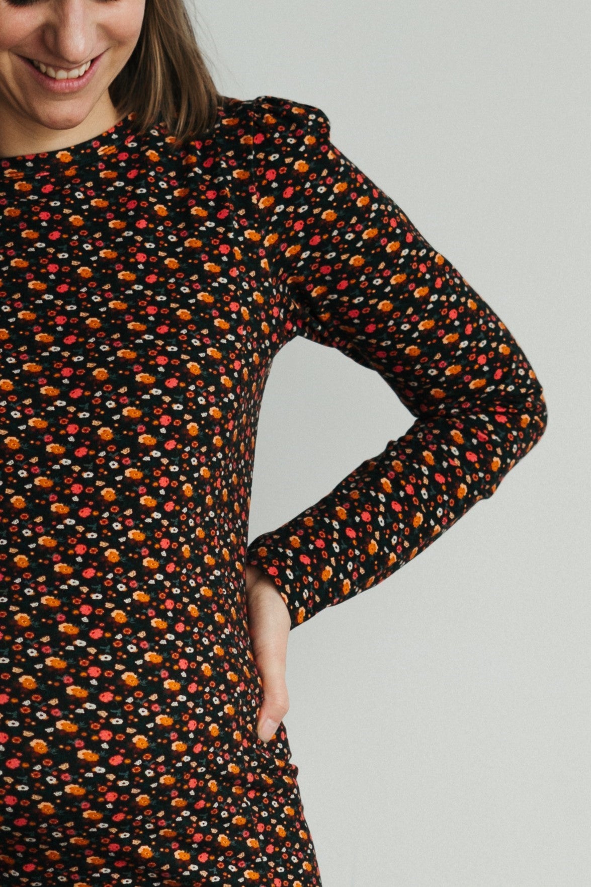 femme portant robe maternite fleurie