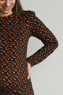 femme portant robe maternite fleurie