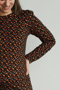 femme portant robe maternite fleurie