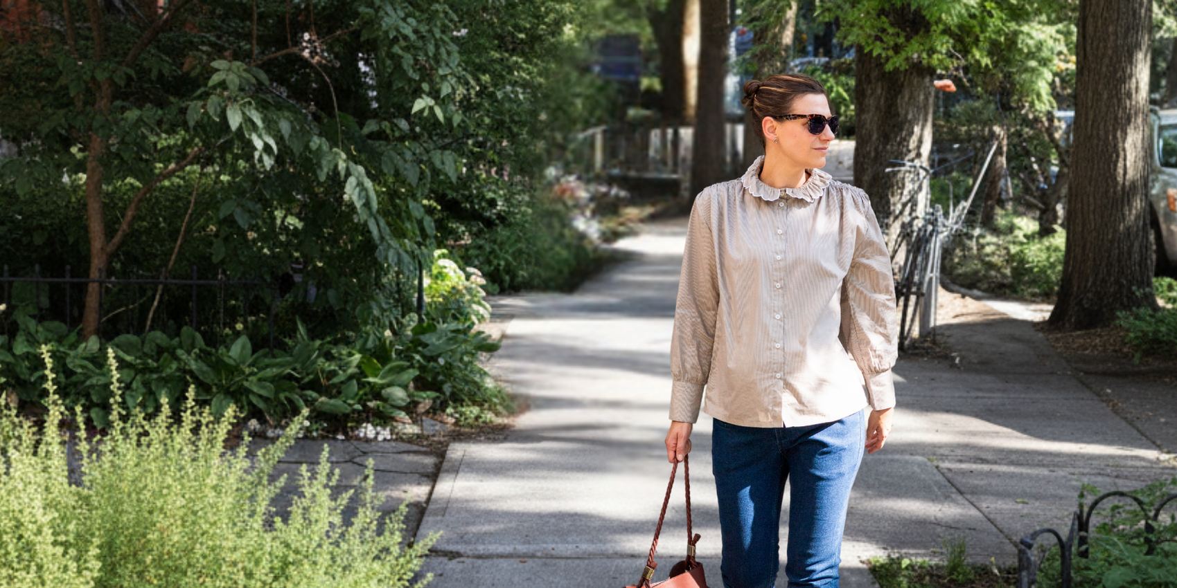 femme qui marche dans la rue à Montréal avec chandail dans son sac 