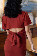 Femme de dos qui porte un haut de maternité