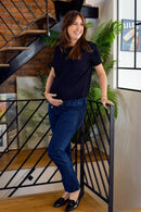 Femme souriant en jean de maternité avec taille elastique