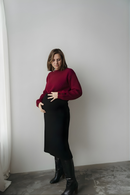 Femme portant jupe noire chic de grossesse