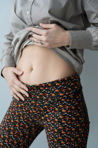 femme portant legging fleuri apres grossesse
