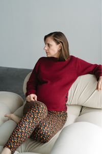 femme en legging fleuri de maternité