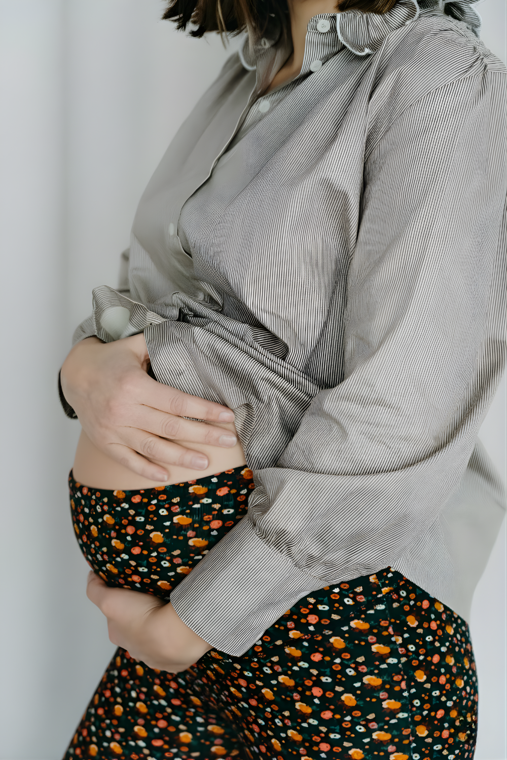 Femme qui porte un leggign de grossesse