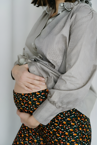 Femme qui porte un leggign de grossesse