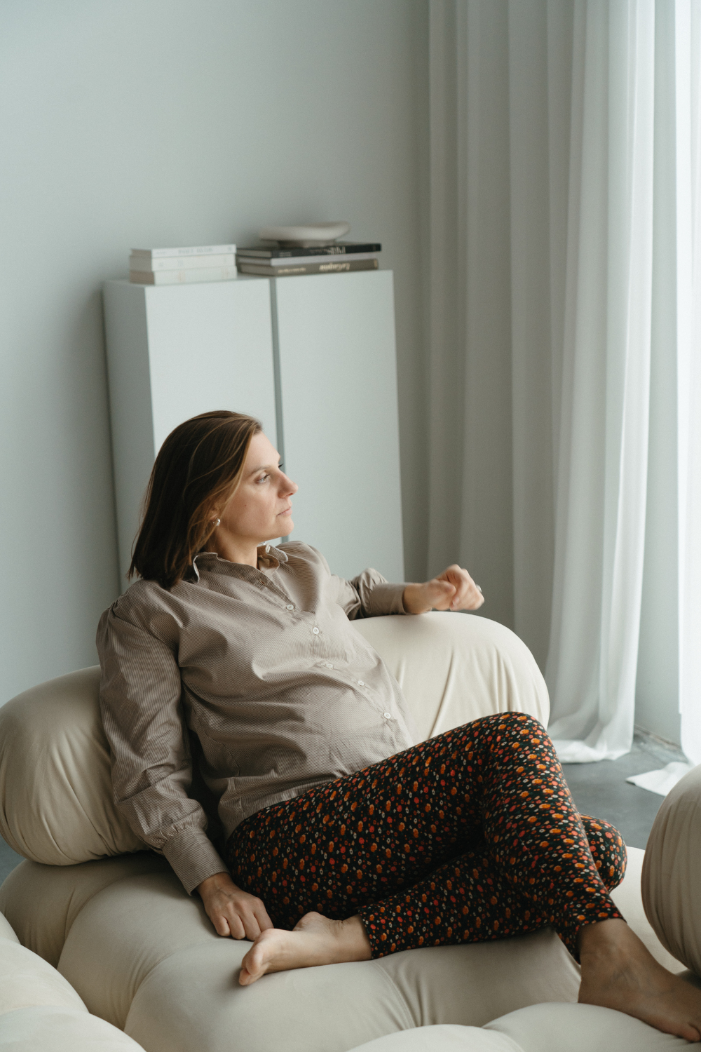 Femme assise en legging