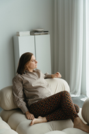 Femme assise en legging