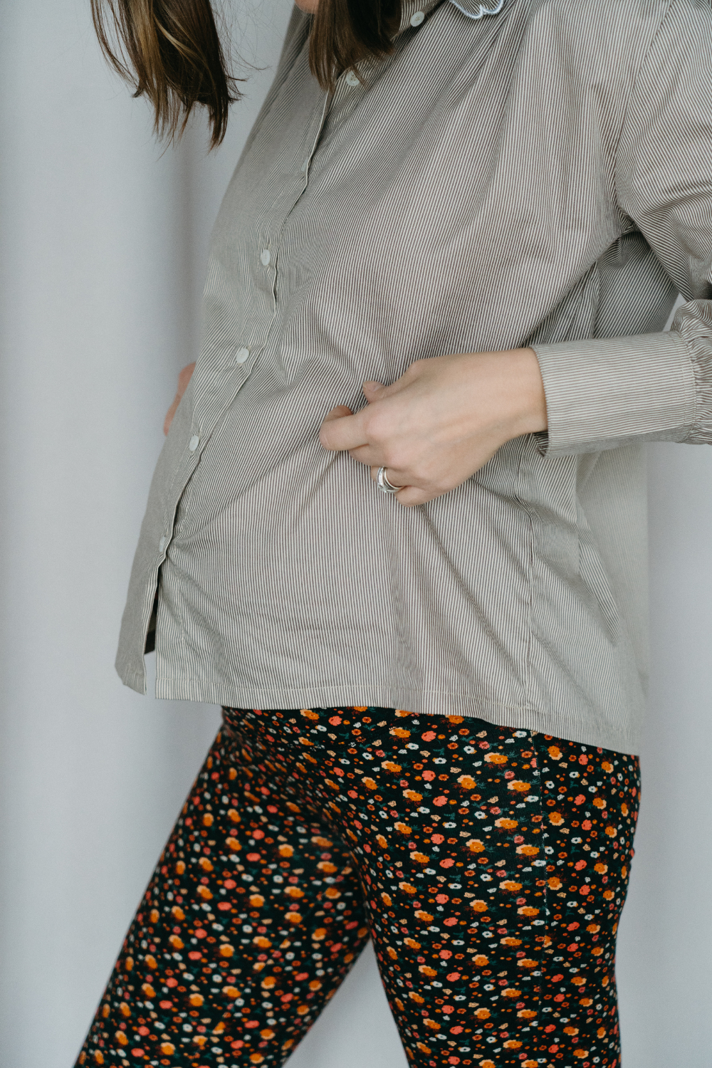 Femme enceinte en legging à fleurs