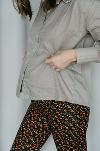 Femme enceinte en legging à fleurs