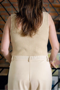 Femme de dos en pantalon de maternité à taille ajustable beige