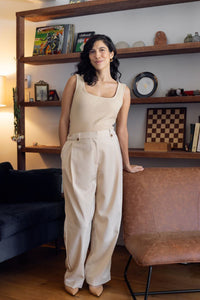 Femme enceinte en pantalon de maternité beige à taille ajustable