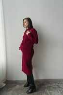 femme pensive en robe de maternité