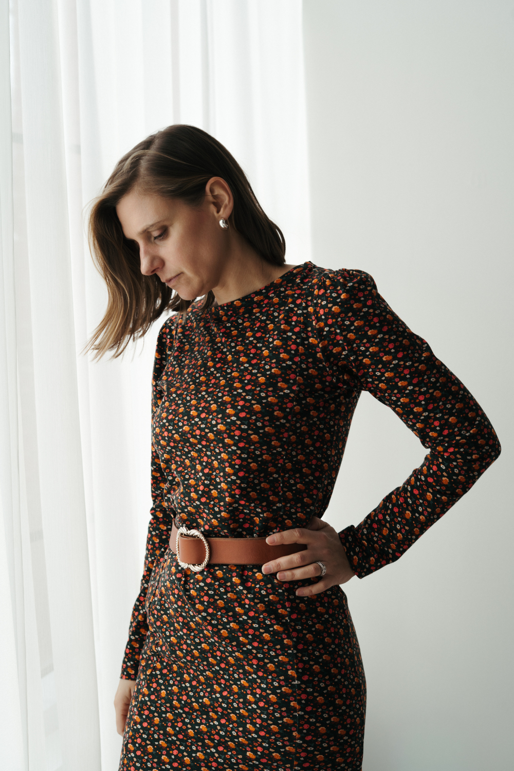 femme portant robe et reflechit.