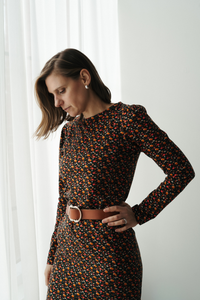 femme portant robe et reflechit.