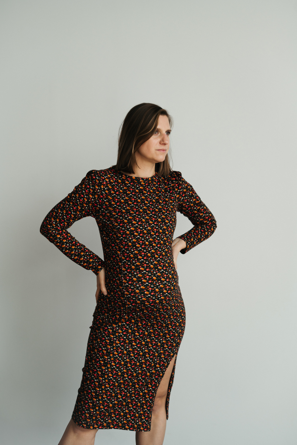 femme enceinte qui porte une robe de grossesse fleurie - vetement de grossesse