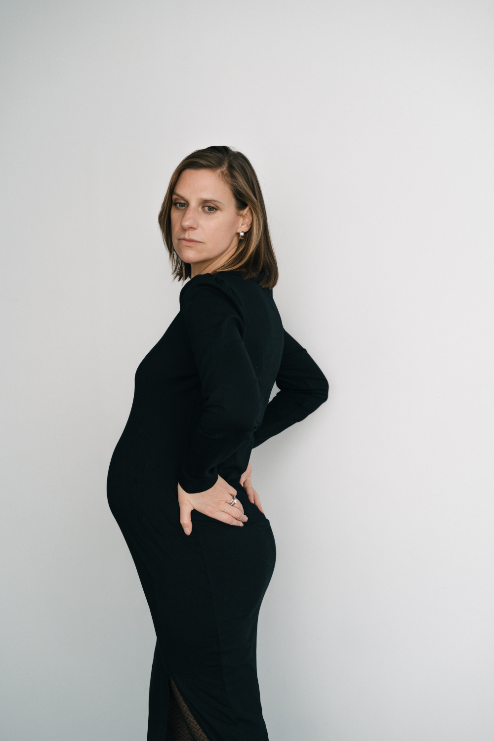 femme enceinte de profil avec robe noire