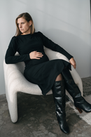 femme qui porte une robe de maternité et est assise