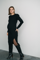 Femme enceinte en robe noire