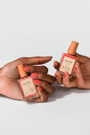vernis à ongle avec Flacon dans main