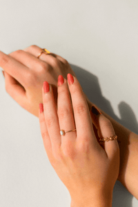main portant du vernis à ongles